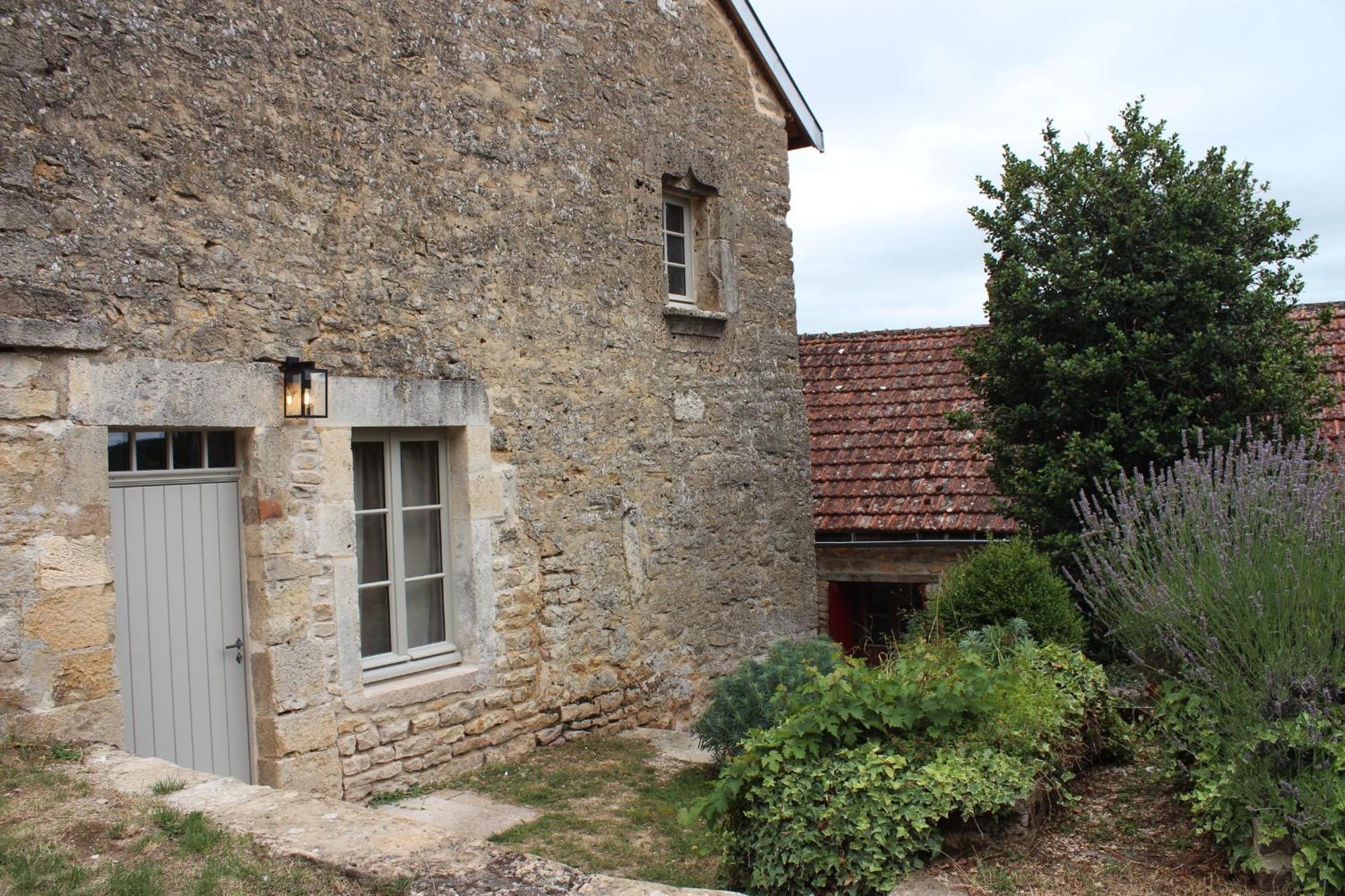 Chateauneuf Suites Екстериор снимка