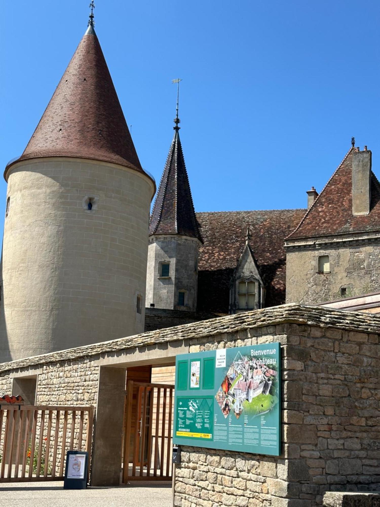 Chateauneuf Suites Екстериор снимка