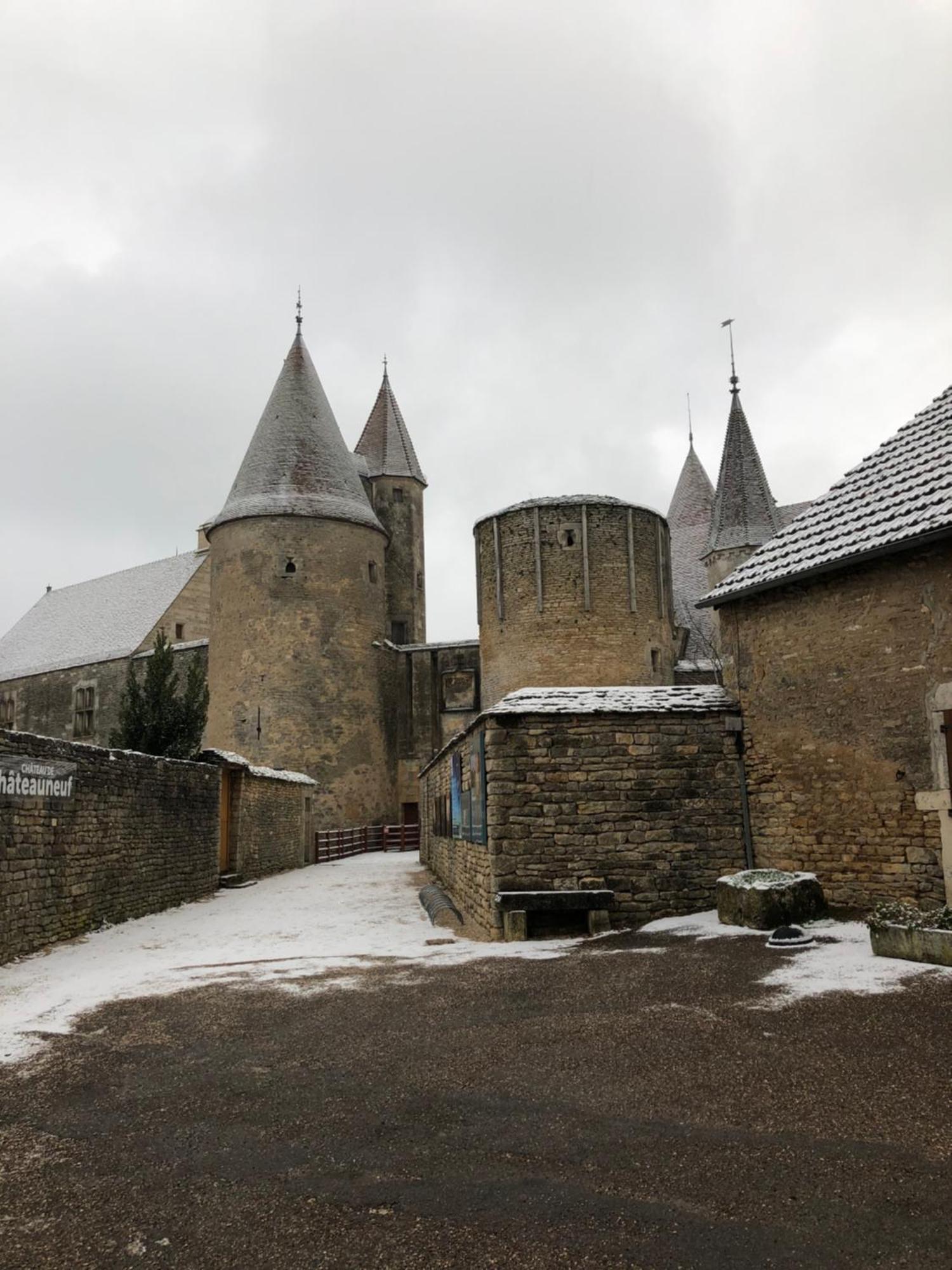 Chateauneuf Suites Екстериор снимка